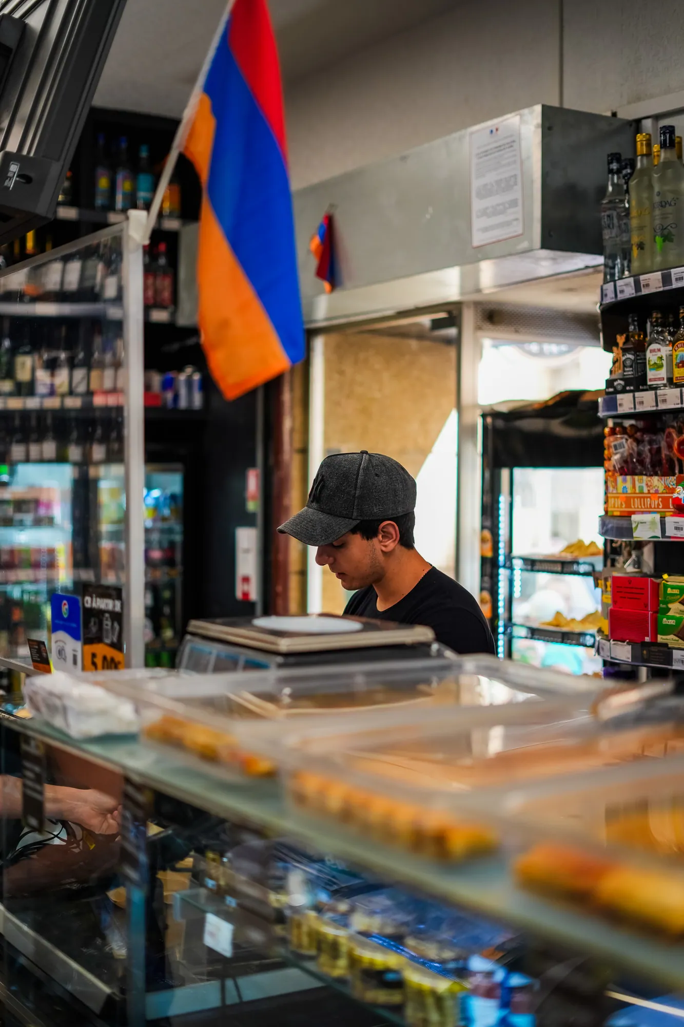 Le drapeau arménien dans la boutique, devant les rayons