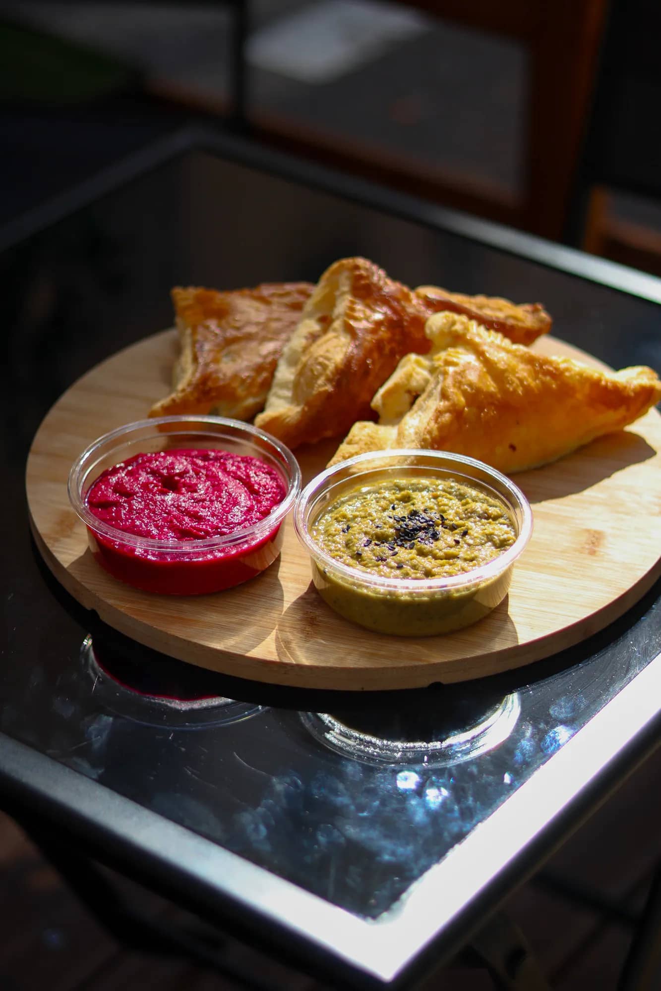 Beureks dorés et sauces sur une planche, au comptoir de Rendez-Vous Traiteur