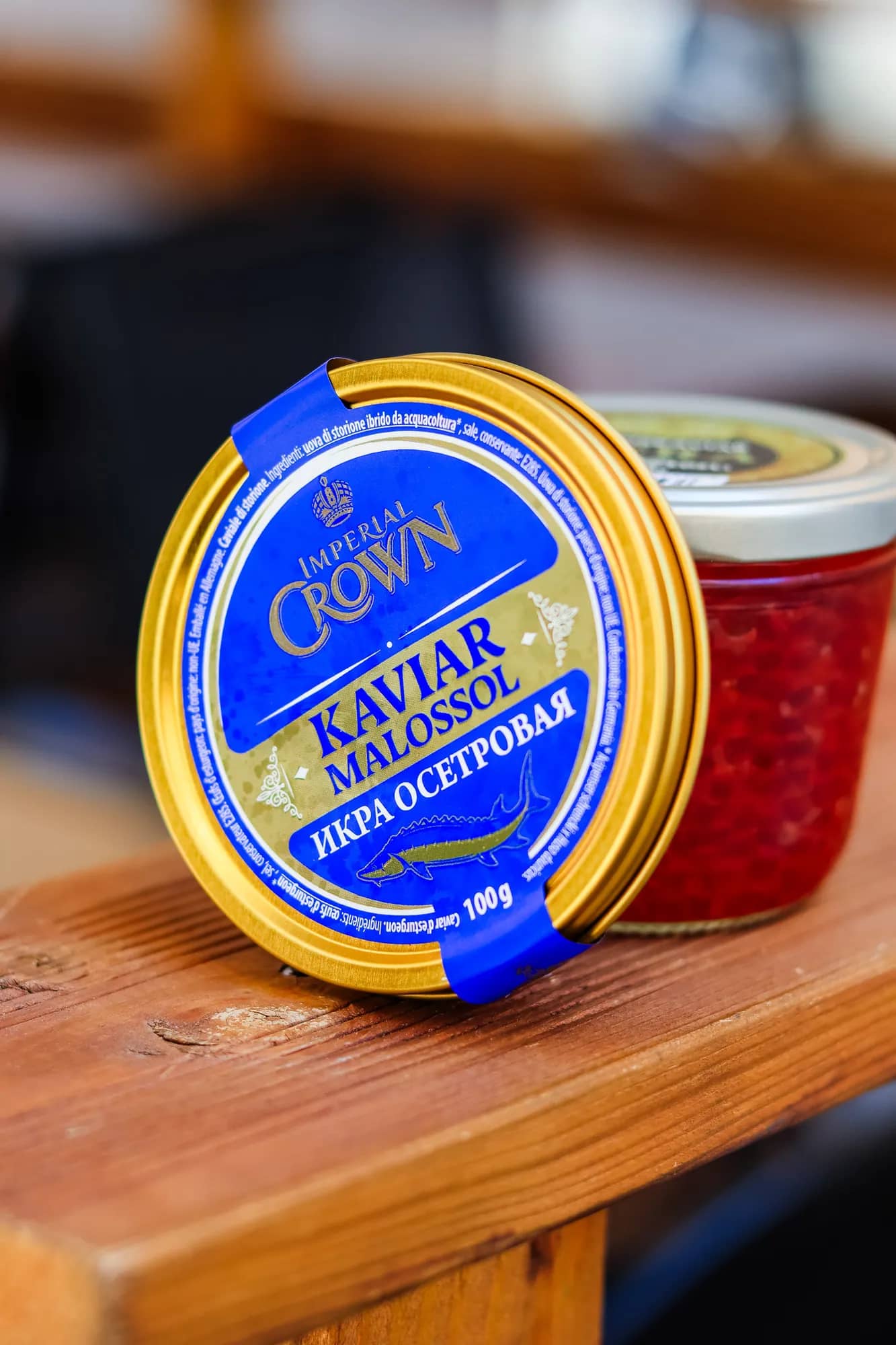 Boîtes de caviar et pots d’œufs de saumon